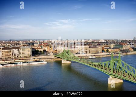 Ponte della libertà (ungherese: Szabadsag HID) sul fiume Danubio e paesaggio urbano di Budapest in Ungheria Foto Stock