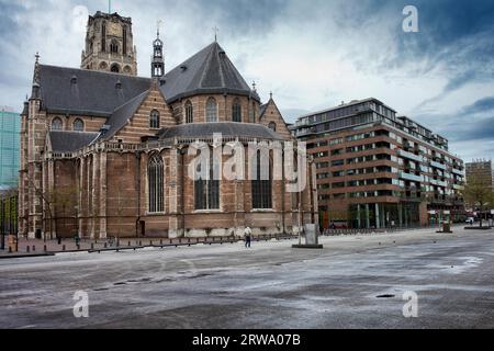 Chiesa di San Lorenzo in stile gotico (in olandese: Grote of St Laurenskerk), punto di riferimento della città e l'edificio più antico di Rotterdam, Olanda, Paesi Bassi Foto Stock