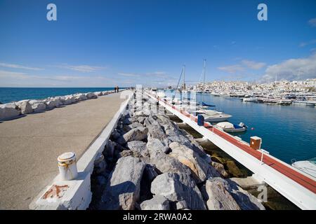 Porto turistico di Puerto Banus e molo sulla Costa del Sol in Spagna, vicino a Marbella Foto Stock