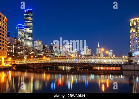 MELBOURNE, AUSTRALIA, GIUGNO 26 2013, il famoso skyline di Melbourne lungo Southbank. Spencer St Bridge e Crown Casino possono essere visti a Victoria, Australia Foto Stock