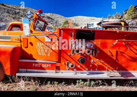 Jerome, USA, 4 febbraio 2013: Macchine antincendio e strumenti in un luogo turistico iconico, il Gold King Mine Museum e la città fantasma su una superficie limpida Foto Stock