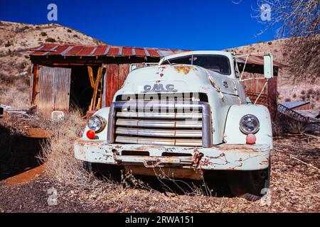 Jerome, USA, 4 febbraio 2013: Dettagli di un'auto antica presso l'iconica attrazione turistica, che è il Gold King Mine Museum e la città fantasma in una giornata limpida nelle vicinanze Foto Stock