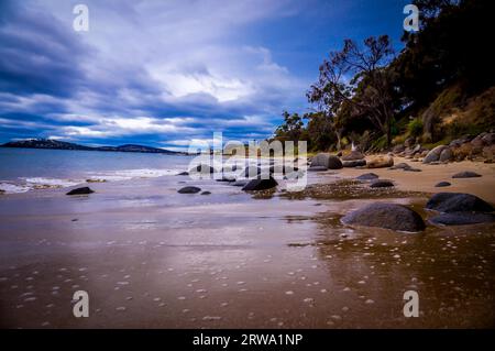 Splendida spiaggia di sabbia ghiaiosa vicino a Hobart, Tasmania, Australia Foto Stock