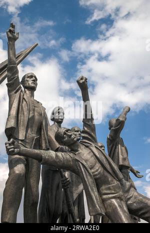 Parte del National Memorial della foresta di faggi è il gruppo di figure create dallo scultore Fritz Cremer. Il suo motivo di base è la resistenza del Foto Stock