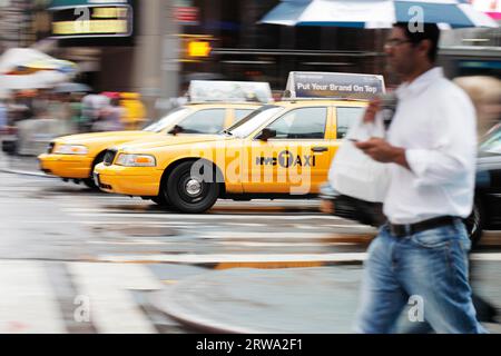 NEW YORK CITY, USA, 12 GIUGNO: Taxi gialli di New York a Times Square. 12 giugno 2012 a New York, Stati Uniti Foto Stock