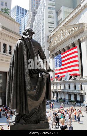 NEW YORK CITY, USA, 11 GIUGNO: Statua di George Washington che sorveglia l'edificio della Borsa di New York (NYSE) a Manhattan. 11 giugno 2012 in New Foto Stock