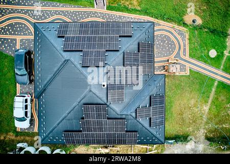 Vista aerea dall'alto dei pannelli solari sul tetto. Casa moderna con una fonte di energia elettrica alternativa. Concetto di energia verde. Foto Stock