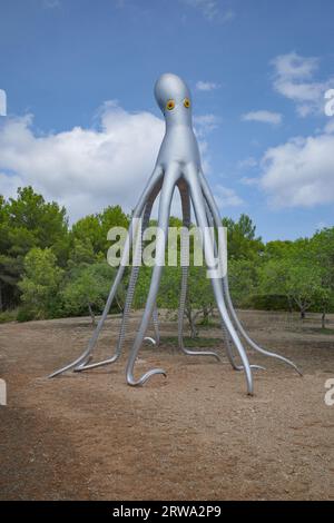 Maiorca, Spagna - 30 agosto 2023: Scultura d'arte di Kraken al Museu sa bassa Blanca, Mallorca Foto Stock