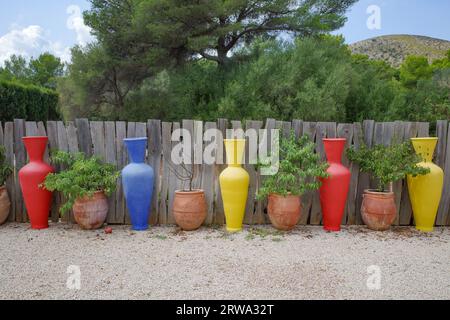 Alcudia, Spagna - 30 agosto 2023: Vasi Cermici al Museo d'arte Museu sa bassa Blanca Foto Stock