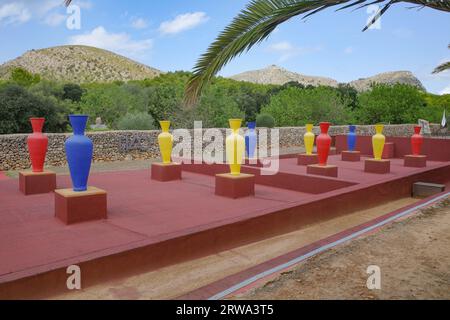 Alcudia, Spagna - 30 agosto 2023: Vasi Cermici al Museo d'arte Museu sa bassa Blanca Foto Stock