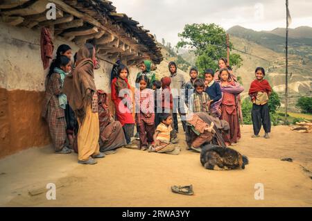 Dolpo, Nepal, circa giugno 2012: I bambini nativi in abiti colorati si trovano vicino al muro di casa e guardano curiosamente alla fotocamera di Dolpo, Nepal. Foto Stock