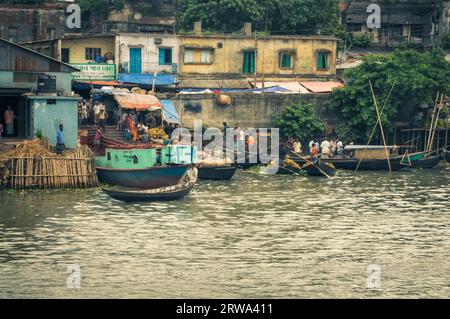 Dhaka, Bangladesh, circa luglio 2012: Foto di barche sul fiume e case sulla riva con nativi a Dacca, Bangladesh. Documentario editoriale Foto Stock