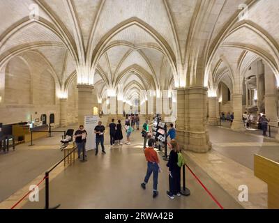 La sala d'armi del popolo a volta nella Conciergerie de Paris, l'ex Palazzo di giustizia e prigione dove Maria Antonietta e altri erano tenuti pubbliche relazioni Foto Stock