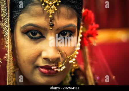 Dhaka, Bangladesh, circa luglio 2012: Sposa con una lunga treccia nera indossa un velo rosso scintillante e un bel vestito durante il suo matrimonio a Dacca Foto Stock