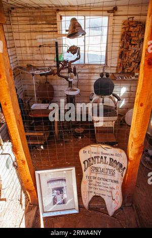 Jerome, USA, 4 febbraio 2013: Manufatti dentisti presso l'iconica attrazione turistica, che è il Gold King Mine Museum e la città fantasma in una giornata limpida nelle vicinanze Foto Stock