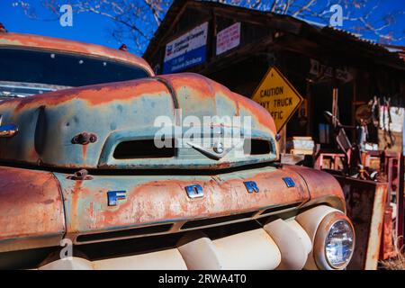 Jerome, USA, 4 febbraio 2013: Dettagli di un'auto antica presso l'iconica attrazione turistica, che è il Gold King Mine Museum e la città fantasma in una giornata limpida nelle vicinanze Foto Stock