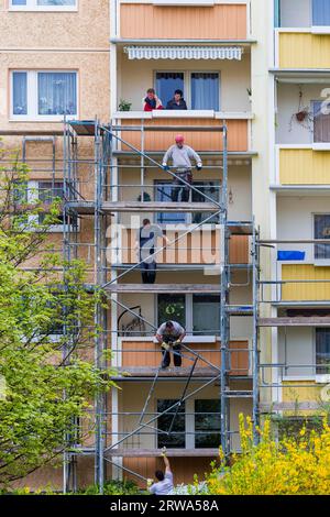 Dresden Plattenbau ristrutturazione nell'area di Dresda Leubnitz. Ponteggi di fronte a lavori di ristrutturazione termica. Gli edifici prefabbricati di tipo Foto Stock