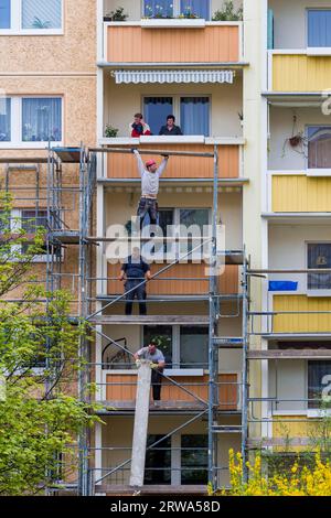 Dresden Plattenbau ristrutturazione nell'area di Dresda Leubnitz. Ponteggi di fronte a lavori di ristrutturazione termica. Gli edifici prefabbricati di tipo Foto Stock