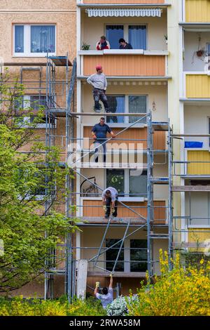 Dresden Plattenbau ristrutturazione nell'area di Dresda Leubnitz. Ponteggi di fronte a lavori di ristrutturazione termica. Gli edifici prefabbricati di tipo Foto Stock