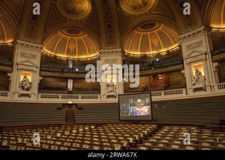 Parigi, Francia, 17 settembre 2023. European Heritage Days. L'università della Sorbona ha aperto per visite pubbliche durante le Giornate europee del patrimonio a Parigi, in Francia, il 17 settembre 2023. Grand Amphitheater. L'eredità universitaria della Sorbona risale al Medioevo, quando nel XIII secolo fu fondato il Sorbonne College. Crediti: Elena Dijour/Alamy Live News. Foto Stock