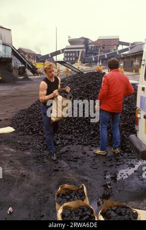 Miners Strike Shirebrook Colliery 1980s UK. Questi minatori lavoranti (non sono andati in sciopero) erano chiamati scabs, erano ancora ammissibili per la loro fornitura gratuita di carbone Shirebrook, Derbyshire 1980s UK HOMER SYKES Foto Stock