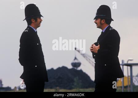 Sciopero dei minatori della polizia a Shirebrook Colliery Derbyshire 1984. Stanno sorvegliando la miniera, attrezzature dell'industria mineraria in background nel Regno Unito degli anni '1980 HOMER SYKES Foto Stock