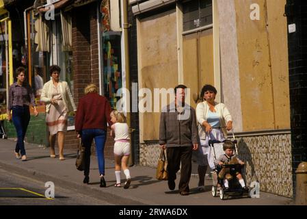 I minatori scioperarono per 1984 persone e si imbarcarono nei negozi del villaggio di Shirebrook nel Derbyshire. Comunità della classe operaia, famiglie che vanno a fare shopping. 1980S UK HOMER SYKES Foto Stock