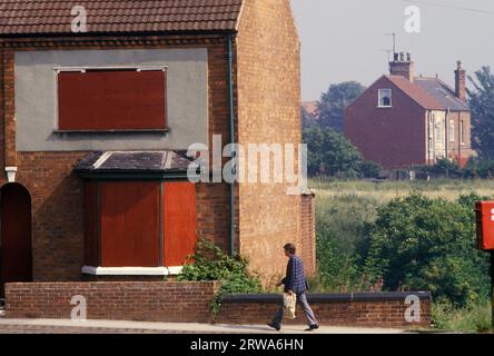 I minatori colpiscono il villaggio di Shirebrook Derbyshire Regno Unito 1984. Alcuni minatori hanno lasciato l'area o sono stati costretti a uscire perché non hanno colpito. Ha preso parte a HOMER SYKES, Regno Unito, degli anni '1980 Foto Stock