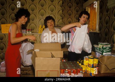 Miners Strike 1984 UK. Pacchi alimentari giornalieri di Shirebrook Derbyshire confezionati da mogli di minatori nel villaggio di fossa, centro temporaneo per lo sciopero delle famiglie di minatori meno benestanti, Inghilterra 1980 HOMER SYKES Foto Stock