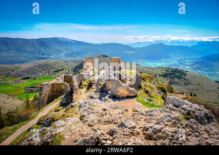 Vista panoramica su Rocca Calascio nel Parco Nazionale del Gran Sasso d'Abruzzo - Italia Foto Stock