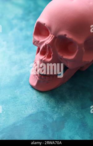 teschio rosa pastello su sfondo blu ad acquerello Foto Stock
