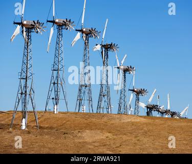 Una fila di turbine eoliche. Foto Stock