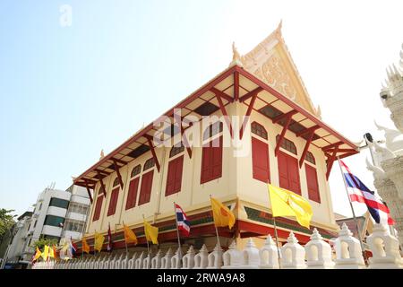 Edificio tradizionale in stile Vintage Tailandese nel complesso del Tempio buddista di Wat Ratchabophit, Bangkok, Thailandia Foto Stock