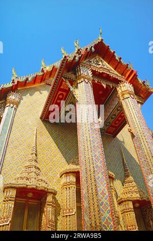 Splendida facciata della Sala dell'Assemblea del Tempio Buddista di Wat Ratchabophit a Bangkok, Thailandia Foto Stock