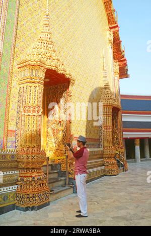 Visitatore al corridoio circolare della base della Pagoda nel Tempio buddista di Wat Ratchabophit, Bangkok, Thailandia Foto Stock