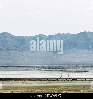 Gasdotto isolato attraverso Searles Valley, Trona, San Bernardino County, California, USA Foto Stock