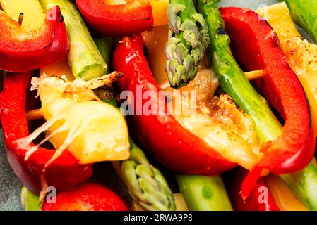 Spezia kebab con peperoni, asparagi verdi, formaggio halloumi. Messa a fuoco selettiva, primo piano Foto Stock