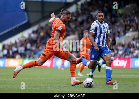 Wes Burns di Ipswich Town spara durante il match per il campionato Sky Bet a Hillsborough, Sheffield. Data immagine: Sabato 16 settembre 2023. Foto Stock