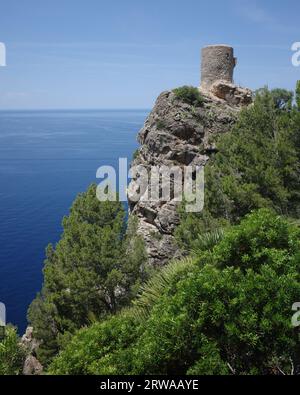 Maiorca, Spagna - 18 giugno 2023: Vista sulla costa mediterranea dal Mirador Torre del Verger, Banyalfabur, Mallorca Foto Stock