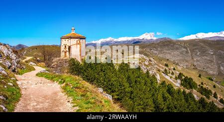 Chiesa di Santa Maria della Pieta a Rocca Calascio - percorso del Parco Nazionale del Gran Sasso d'Abruzzo - punto di riferimento del Sud Italia Foto Stock