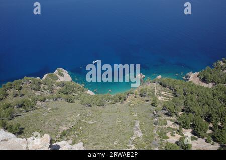 Maiorca, Spagna - 18 giugno 2023: Vista sulla costa mediterranea dal Mirador Torre del Verger, Banyalfabur, Mallorca Foto Stock