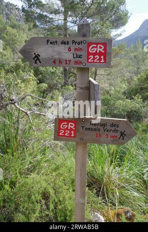 Maiorca, Spagna - 12 giugno 2023: Indicazioni per escursionisti sul sentiero GR221, Monti Tramontana, Maiorca Foto Stock