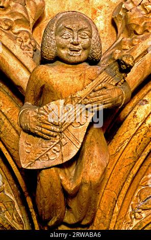 Beverley Minster, scultura medievale, musicista in pietra intagliata, musica, musical, strumento a corde, Yorkshire, Inghilterra Foto Stock