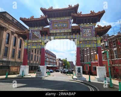 Porta a Chinatown a Liverpool, Regno Unito. Foto Stock