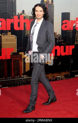 Londra, Regno Unito. 19 aprile 2011. Russell Brand partecipa alla prima europea di 'Arthur' alla Cineworld 02 Arena di Londra. (Foto di Fred Duval/SOPA Images/Sipa USA) credito: SIPA USA/Alamy Live News Foto Stock