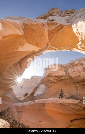 Una sunstar all'interno del Melody Arch nel Vermilion Cliffs National Monument Foto Stock