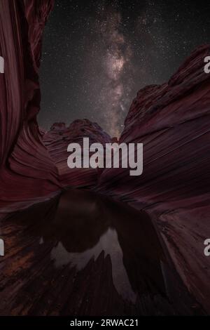 La via Lattea sopra l'onda a North Coyote Buttes, Vermilion Cliffs Foto Stock