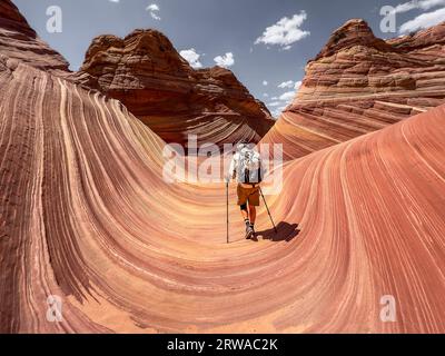 Un uomo fa un'escursione nella famosa Wave in Arizona Foto Stock