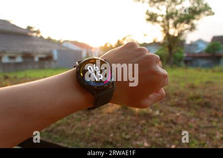 La mano di un uomo con uno smartwatch. Ha mostrato l'ora la mattina presto. Dopo alcune modifiche. Foto Stock