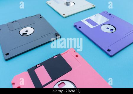 Dischi floppy isolati su sfondo blu. Dopo alcune modifiche. Foto Stock